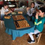 Toch gezellig bij elkaar de online partij spelen.