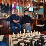 Samuel en Parsa winnen ratingprijs op Kroegloperstoernooi in Leiden.