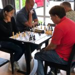 Janice en Samuel schaken         aan de kust.